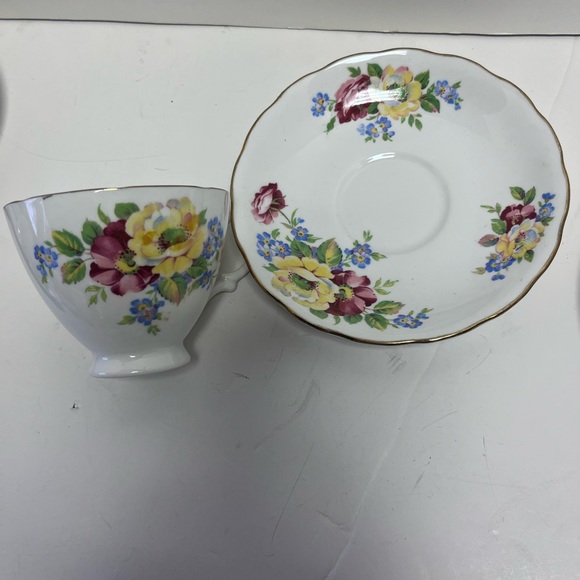 Teacup & Saucer set Crown Essex Fine Bone China Teacup & Saucer Open Face Roses - Picture 3 of 7